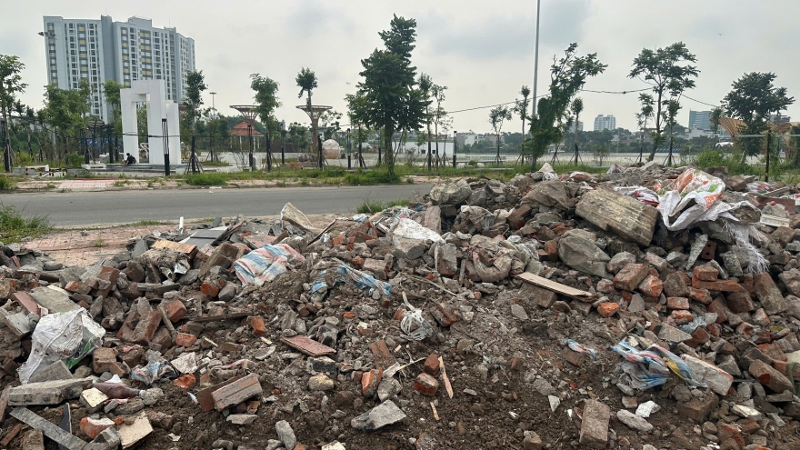 Đường quanh công viên, hồ đầu tư 173 tỷ đồng thành bãi rác "khủng"